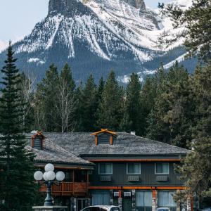 Booking.com ChatGPT ad — Lake Louise Ski Resorts